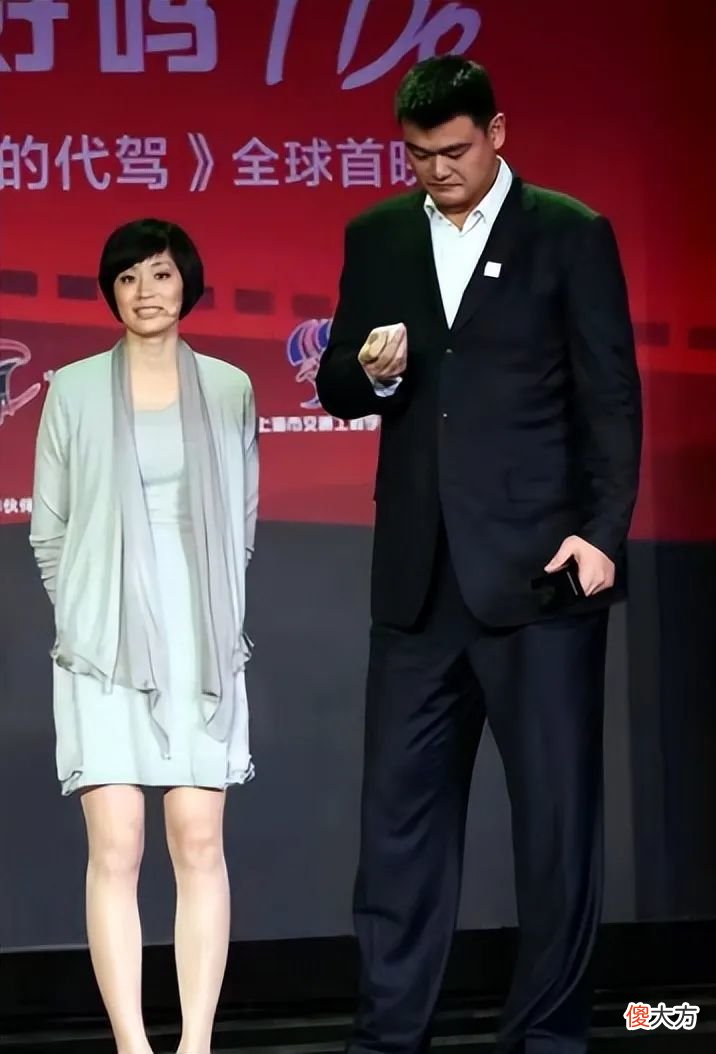 【时尚一点】姚明妻子认真打扮太惊艳，穿灰色套装端庄优雅，气质不输女明星
