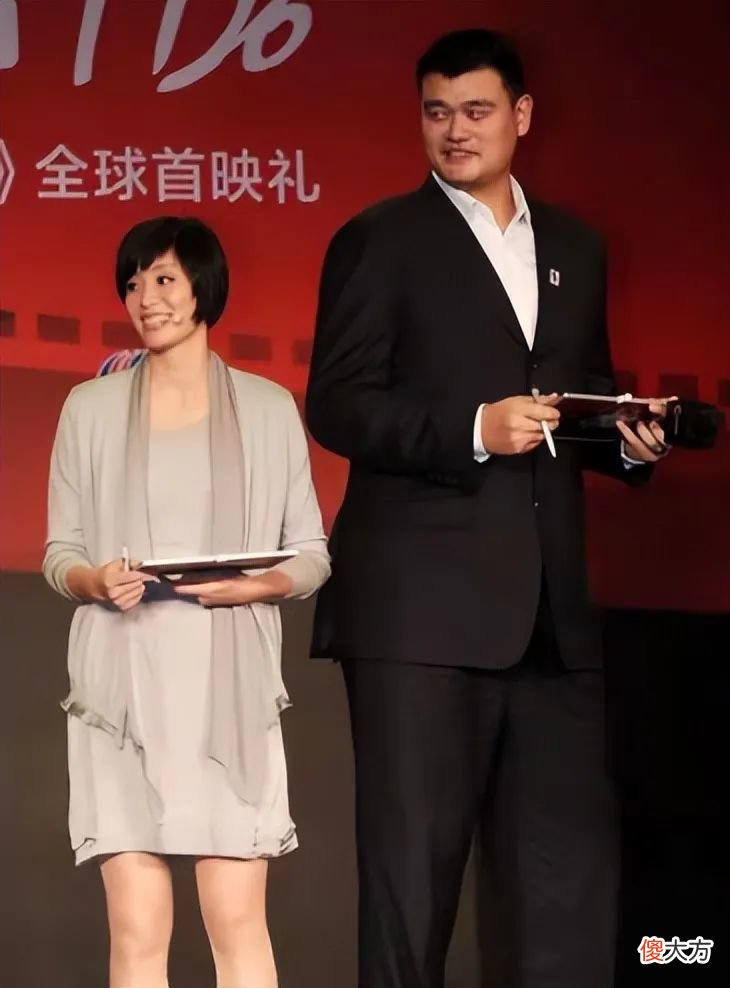 【时尚一点】姚明妻子认真打扮太惊艳，穿灰色套装端庄优雅，气质不输女明星