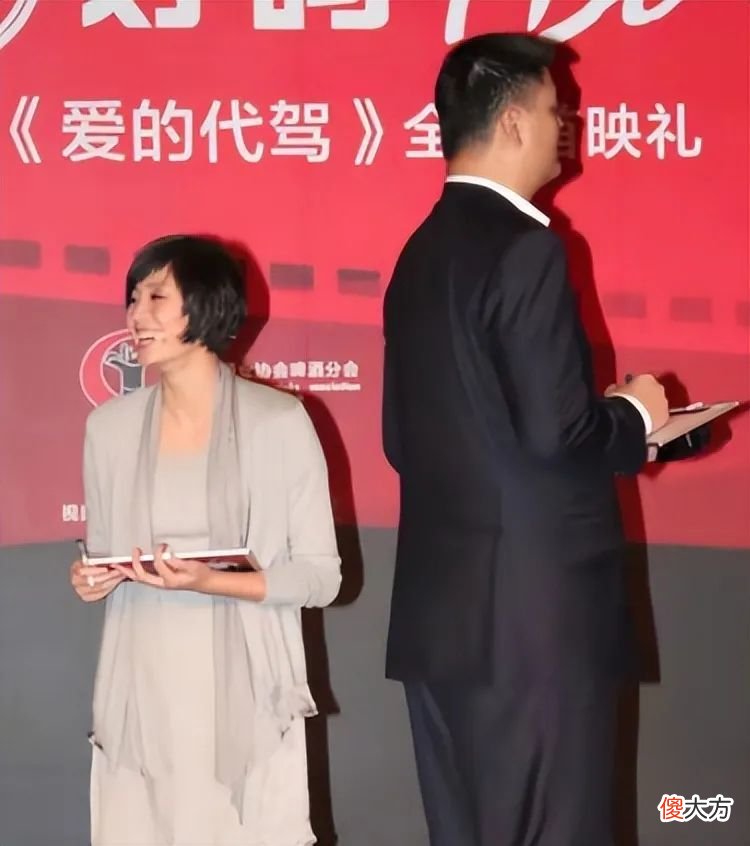 【时尚一点】姚明妻子认真打扮太惊艳，穿灰色套装端庄优雅，气质不输女明星