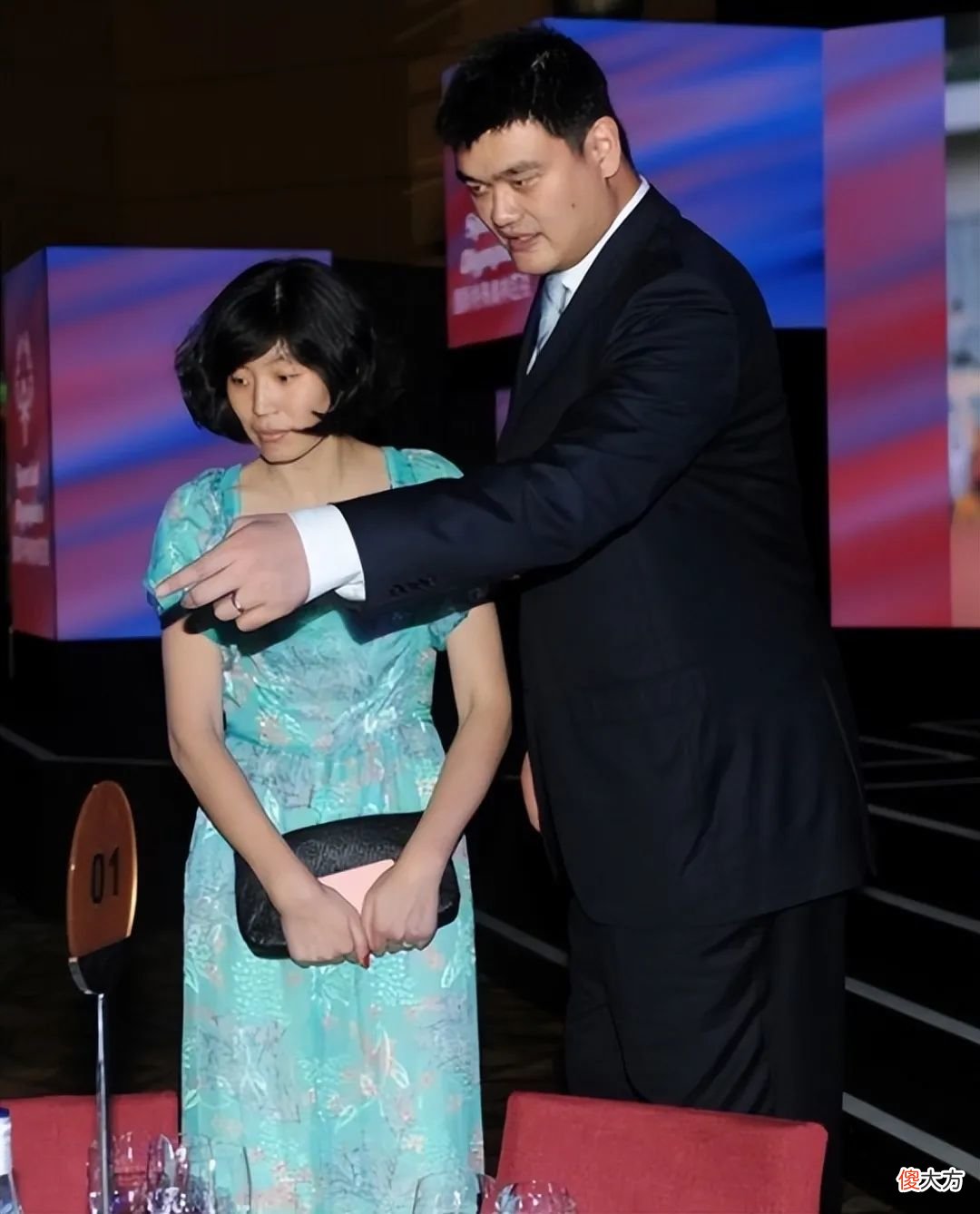【时尚一点】姚明妻子认真打扮太惊艳，穿灰色套装端庄优雅，气质不输女明星