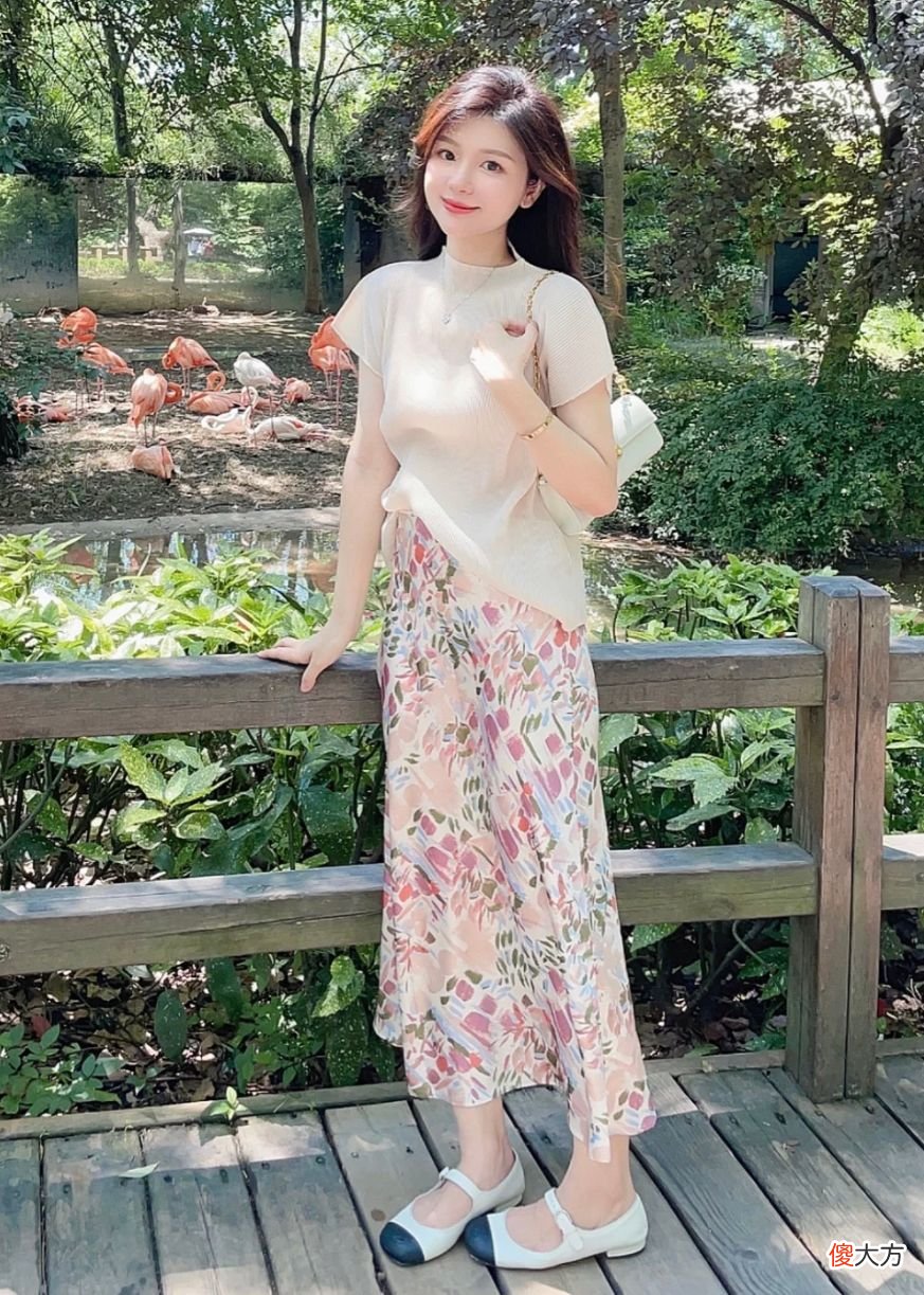 【就爱时尚】今夏火了一种衣服，叫“蘑菇褶”，优雅又高级，中年女人穿好显贵