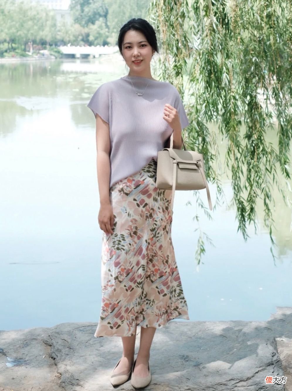 【就爱时尚】今夏火了一种衣服，叫“蘑菇褶”，优雅又高级，中年女人穿好显贵