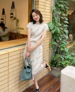 【就爱时尚】今夏火了一种衣服，叫“蘑菇褶”，优雅又高级，中年女人穿好显贵