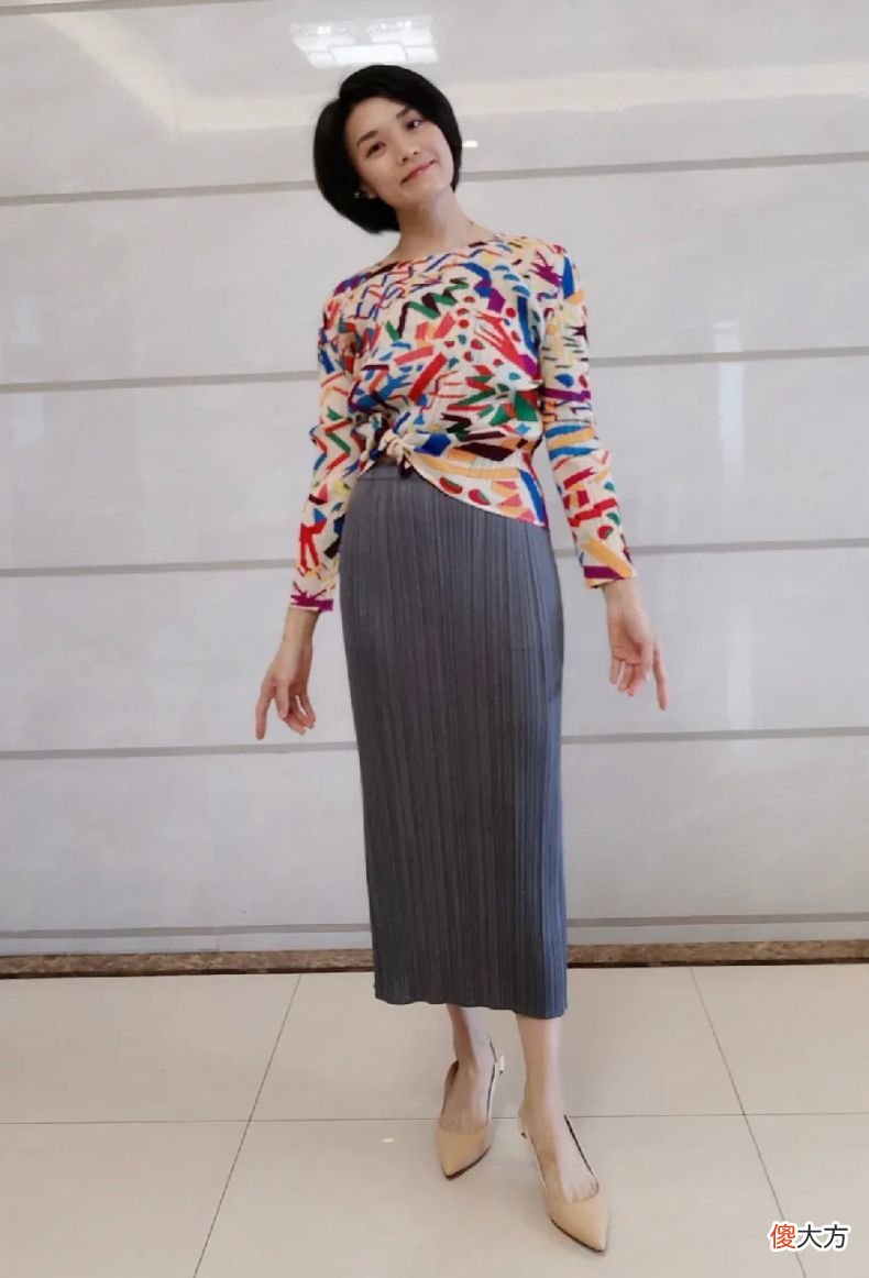 【就爱时尚】今夏火了一种衣服，叫“蘑菇褶”，优雅又高级，中年女人穿好显贵