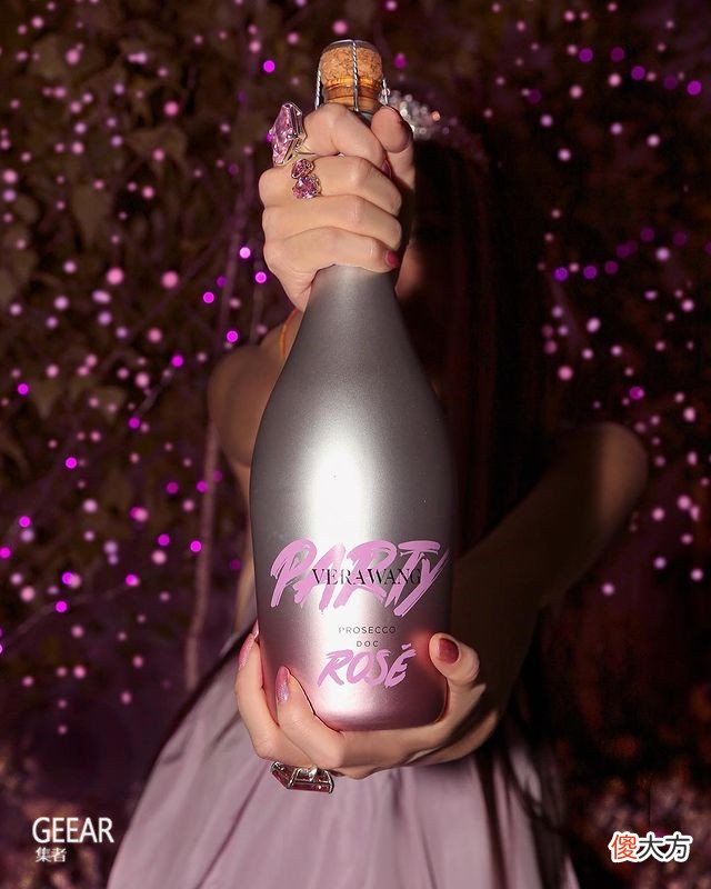 【时尚一点】Vera Wang73岁生日展现不老外型！