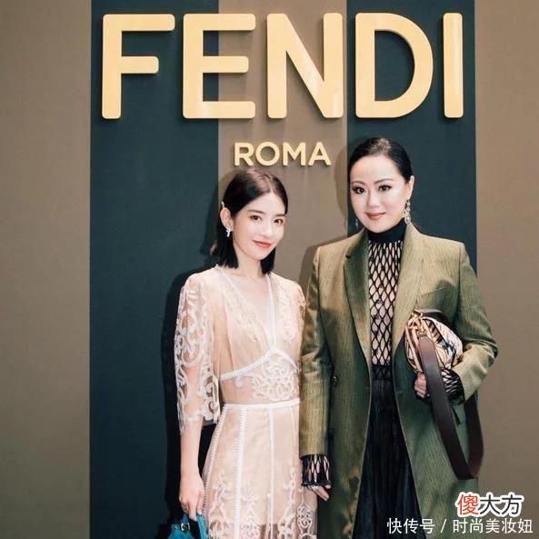 【就爱时尚】章小蕙真是气质女神，绿色外套配包臀裙，披肩卷发阔太气质好强