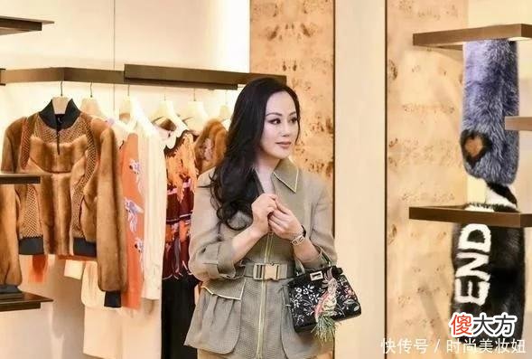【就爱时尚】章小蕙真是气质女神，绿色外套配包臀裙，披肩卷发阔太气质好强