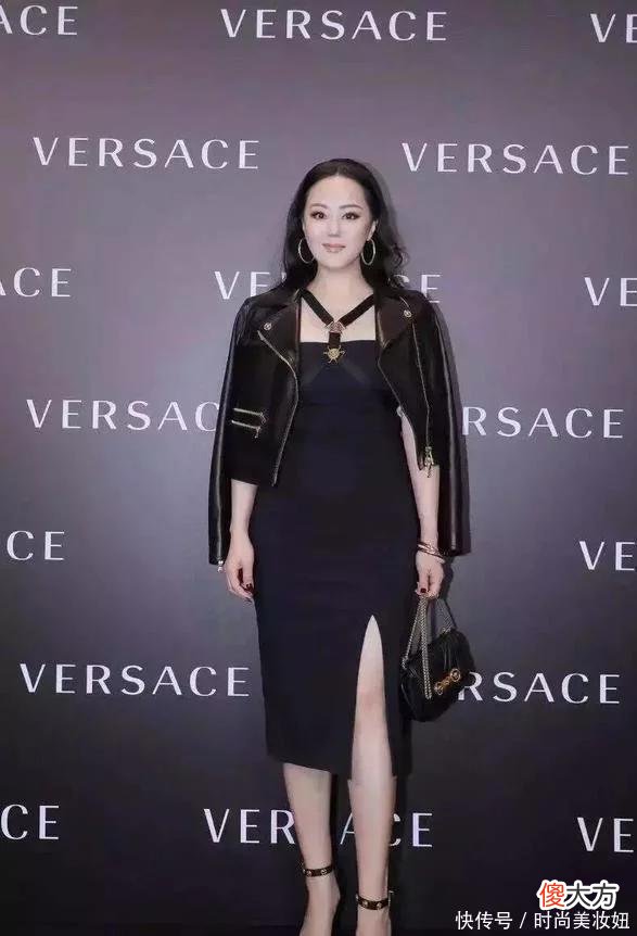 【就爱时尚】章小蕙真是气质女神，绿色外套配包臀裙，披肩卷发阔太气质好强