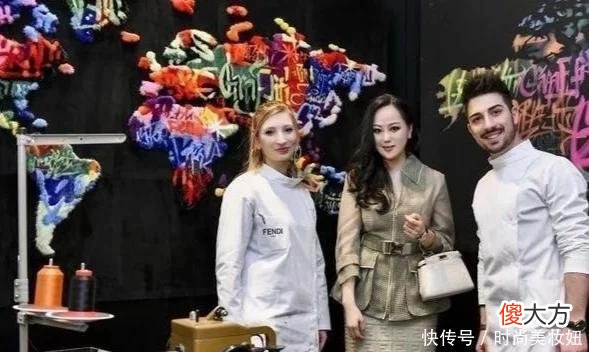 【就爱时尚】章小蕙真是气质女神，绿色外套配包臀裙，披肩卷发阔太气质好强