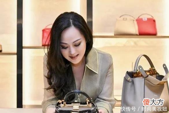 【就爱时尚】章小蕙真是气质女神，绿色外套配包臀裙，披肩卷发阔太气质好强