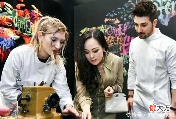 【就爱时尚】章小蕙真是气质女神，绿色外套配包臀裙，披肩卷发阔太气质好强