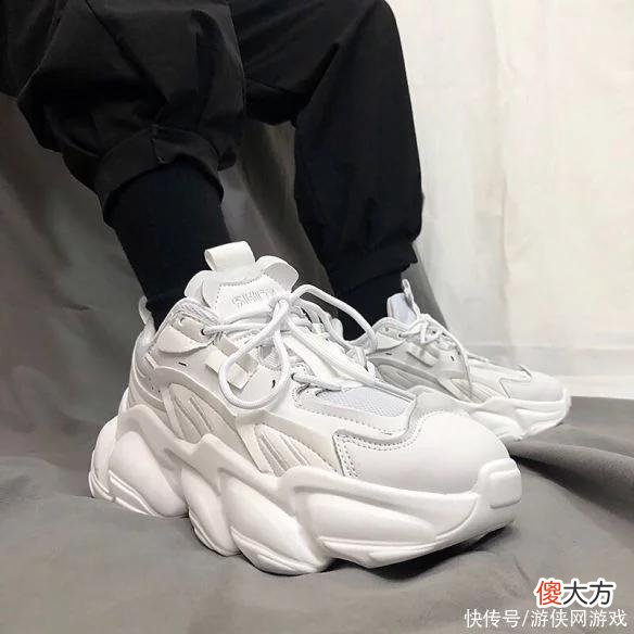 【就爱时尚】男女都有！看不懂的地雷穿搭引热议：重点还是要看脸？