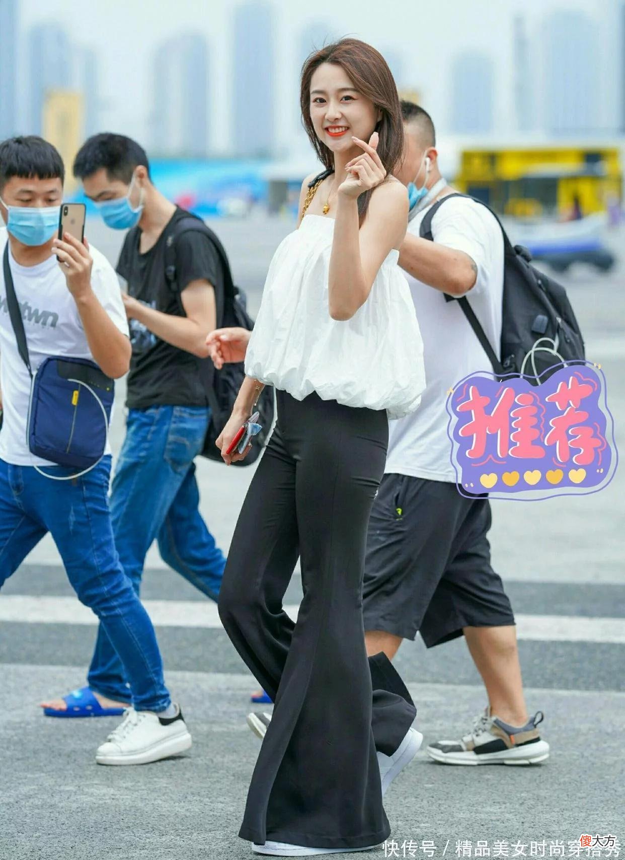 【时尚一点】白色灯笼抹胸搭配黑色细腿喇叭裤不仅色彩对比强烈醒目吸睛，而且还优雅中透露着性感
