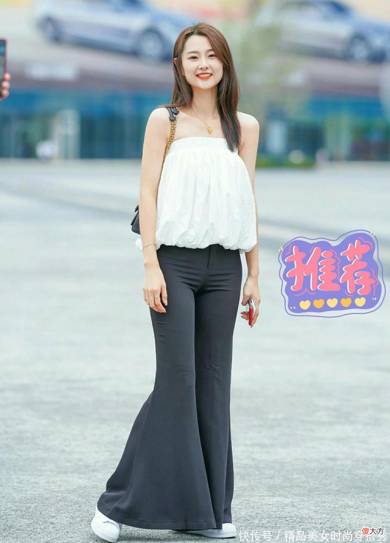【时尚一点】白色灯笼抹胸搭配黑色细腿喇叭裤不仅色彩对比强烈醒目吸睛，而且还优雅中透露着性感