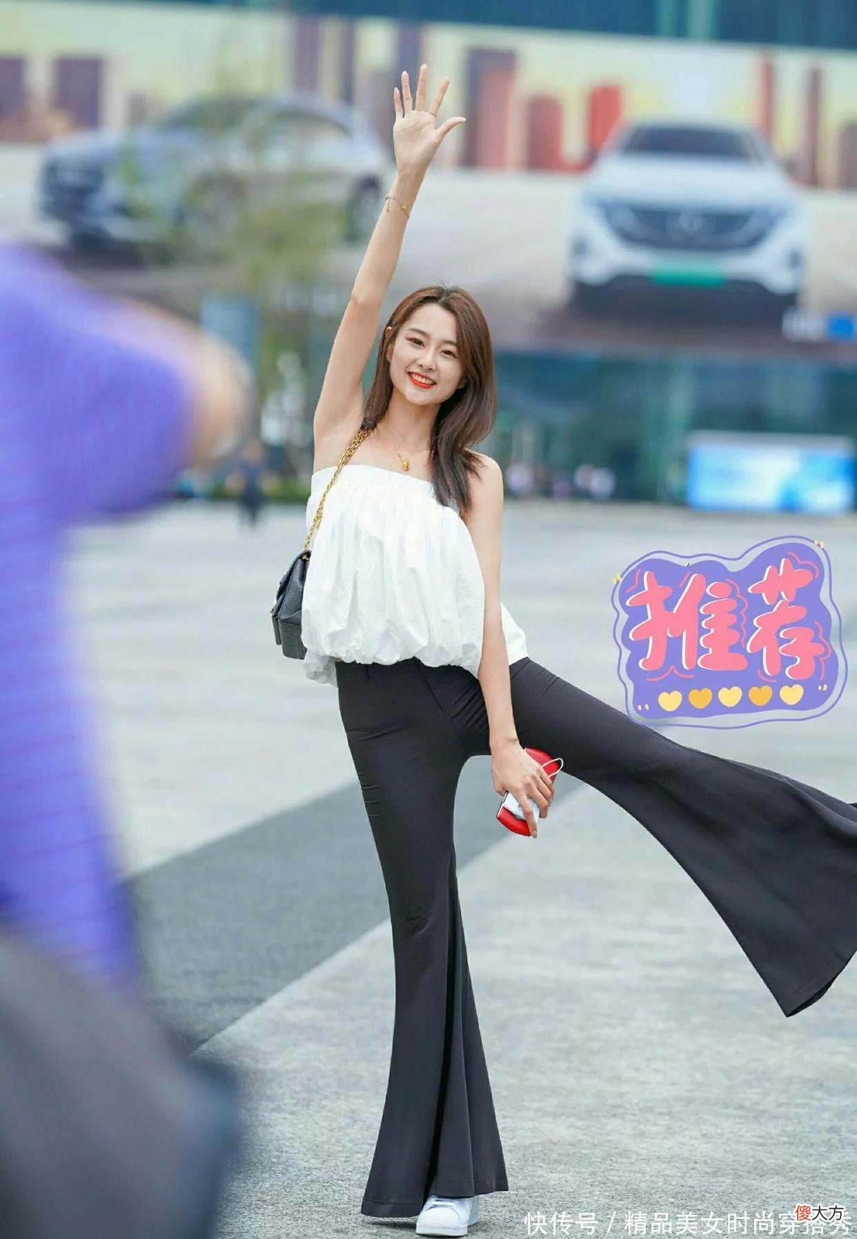【时尚一点】白色灯笼抹胸搭配黑色细腿喇叭裤不仅色彩对比强烈醒目吸睛，而且还优雅中透露着性感
