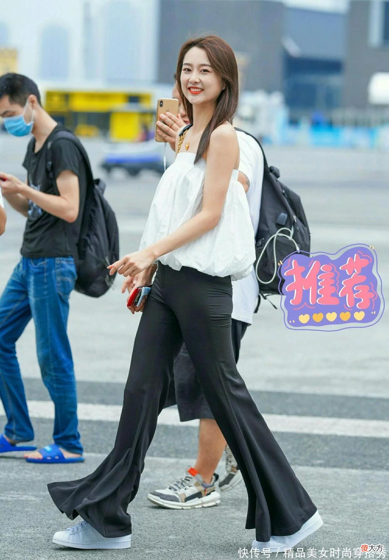 【时尚一点】白色灯笼抹胸搭配黑色细腿喇叭裤不仅色彩对比强烈醒目吸睛，而且还优雅中透露着性感