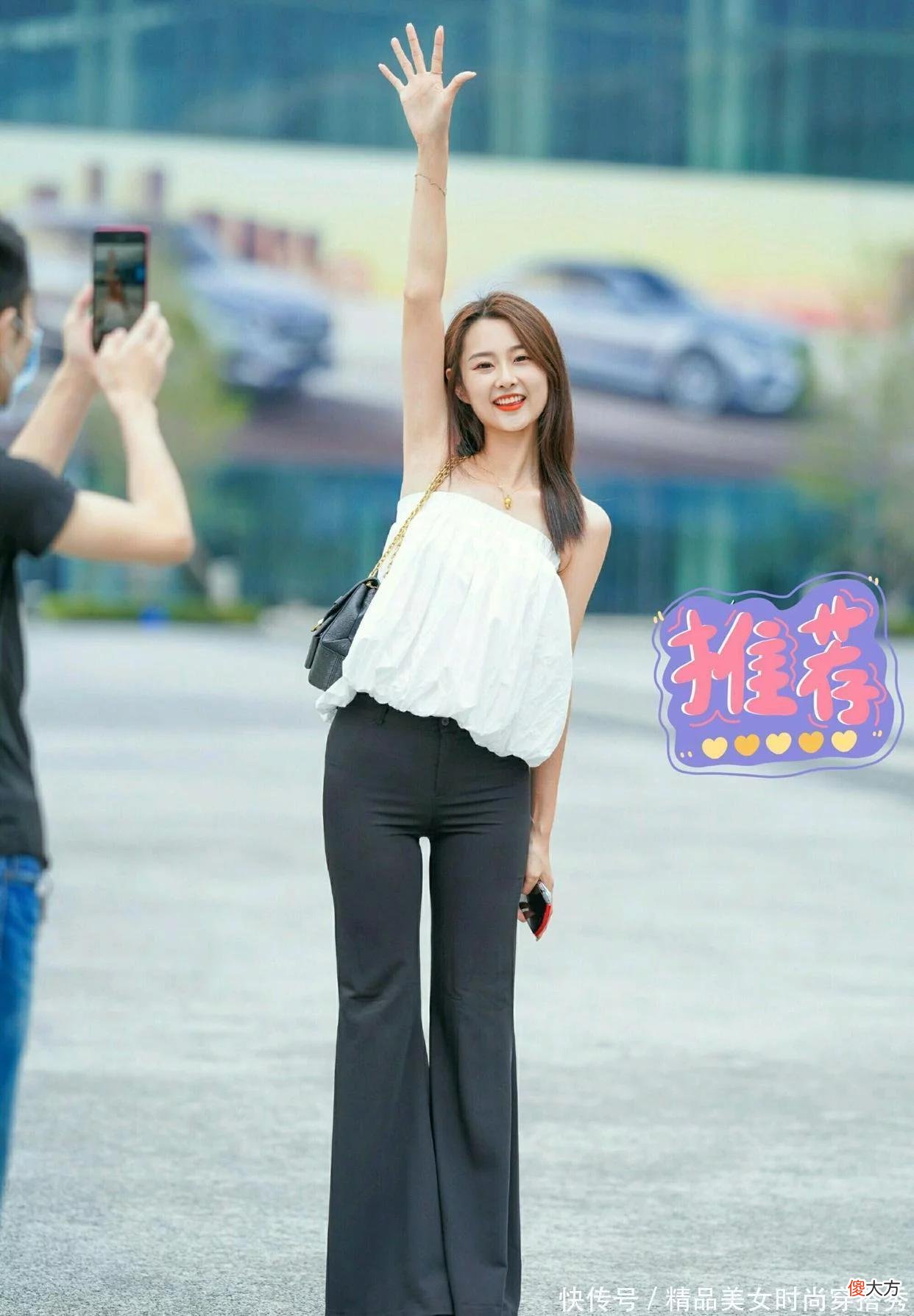 【时尚一点】白色灯笼抹胸搭配黑色细腿喇叭裤不仅色彩对比强烈醒目吸睛，而且还优雅中透露着性感