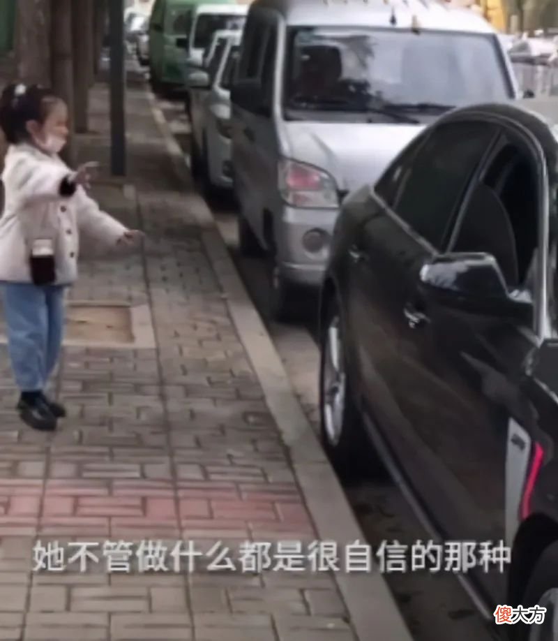 6岁萌娃指挥妈妈侧方停车，业务熟练30秒搞定