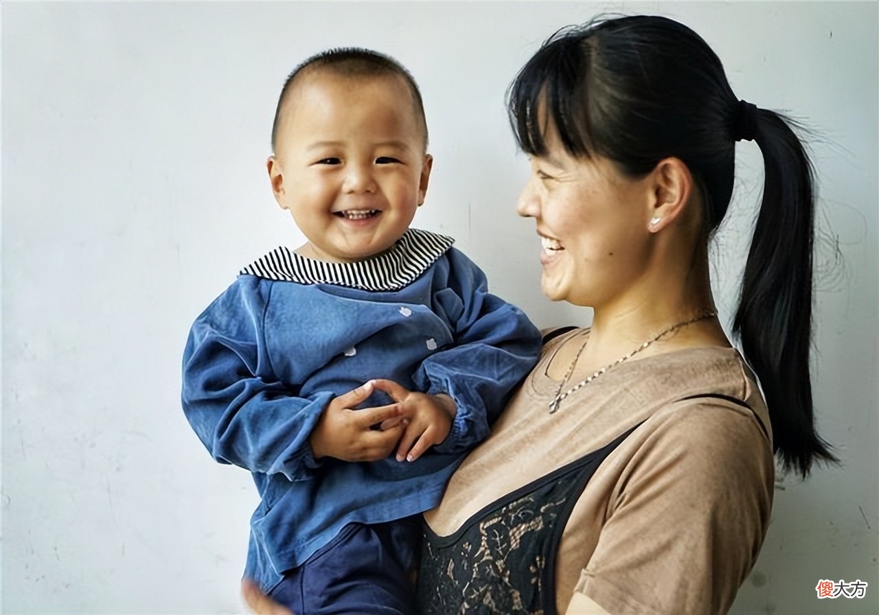为什么男孩都更喜欢黏着妈妈？读懂孩子背后的心理，不免有些心疼