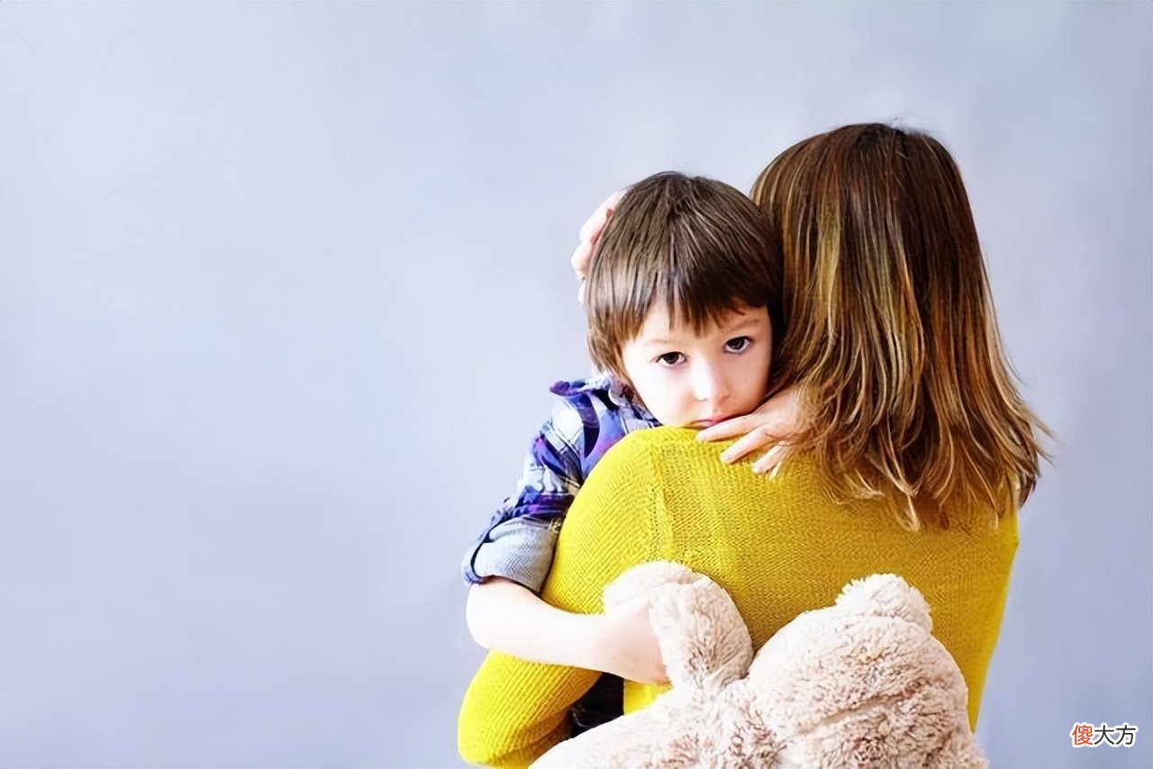 为什么男孩都更喜欢黏着妈妈？读懂孩子背后的心理，不免有些心疼