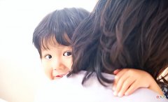 为什么男孩都更喜欢黏着妈妈？读懂孩子背后的心理，不免有些心疼