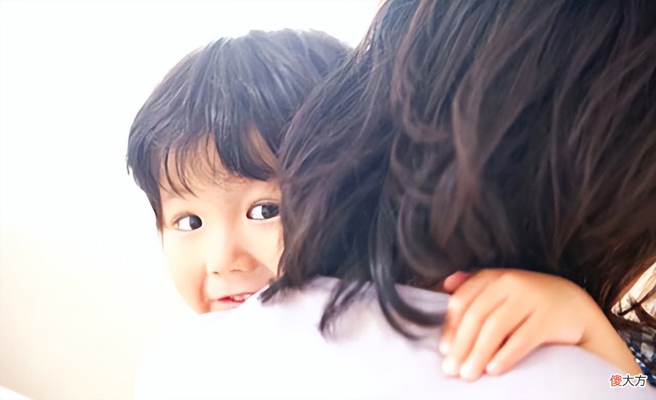 为什么男孩都更喜欢黏着妈妈？读懂孩子背后的心理，不免有些心疼