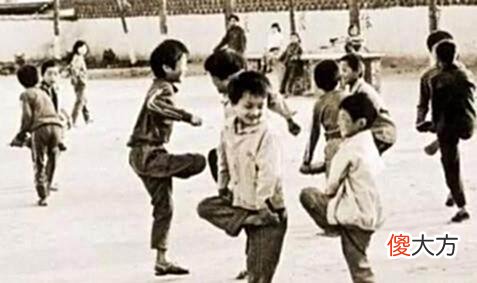 【爱历史】摄影师镜头下70年代老照片，图1老奶奶撞脸容嬷嬷，图2每天都见！