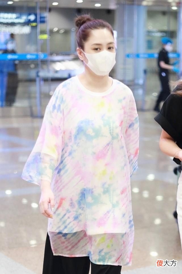 【就爱时尚】钟欣潼私下穿衣挺随性，印花罩衫配阔腿裤，和普通中年人没啥差别
