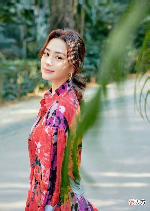 【就爱时尚】钟欣潼私下穿衣挺随性，印花罩衫配阔腿裤，和普通中年人没啥差别