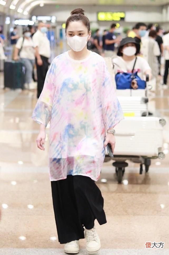 【就爱时尚】钟欣潼私下穿衣挺随性，印花罩衫配阔腿裤，和普通中年人没啥差别