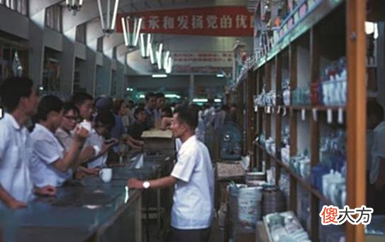 【爱历史】1974年的北京老照片：购物的供销社，没有雾霾的天空，宽敞的街道