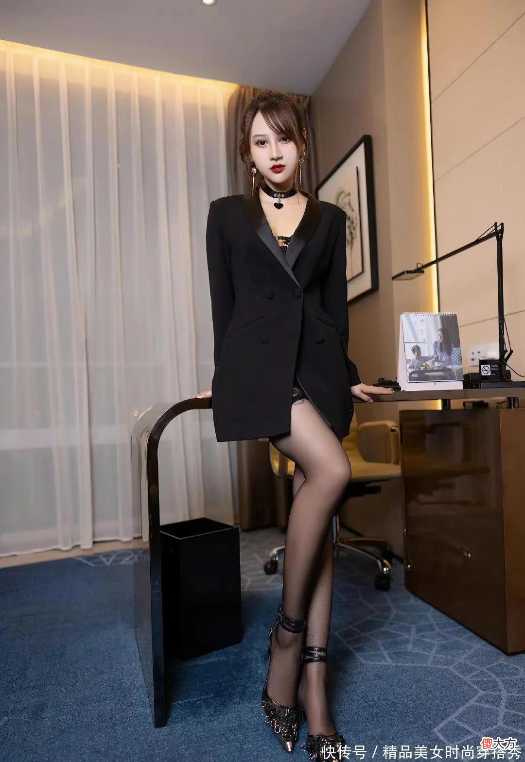 【时尚一点】一身黑色打扮的小姐姐真美，肤如凝脂、唇如樱红、眸如繁星，性感又迷人！