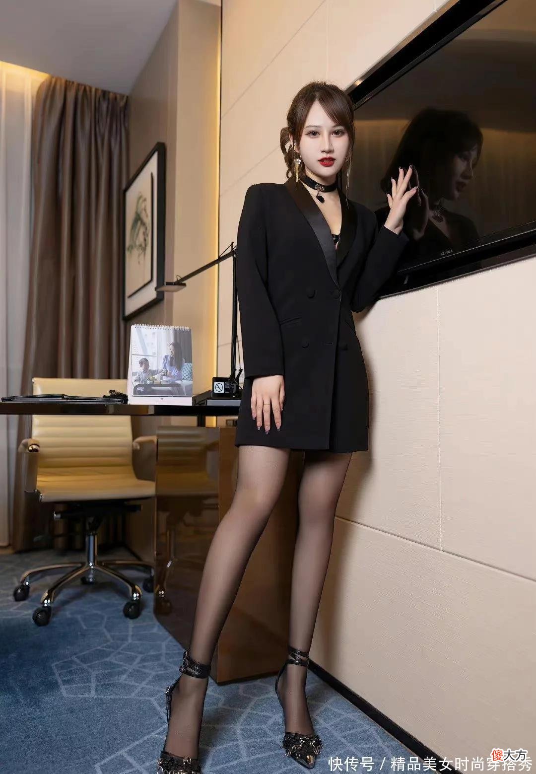 【时尚一点】一身黑色打扮的小姐姐真美，肤如凝脂、唇如樱红、眸如繁星，性感又迷人！