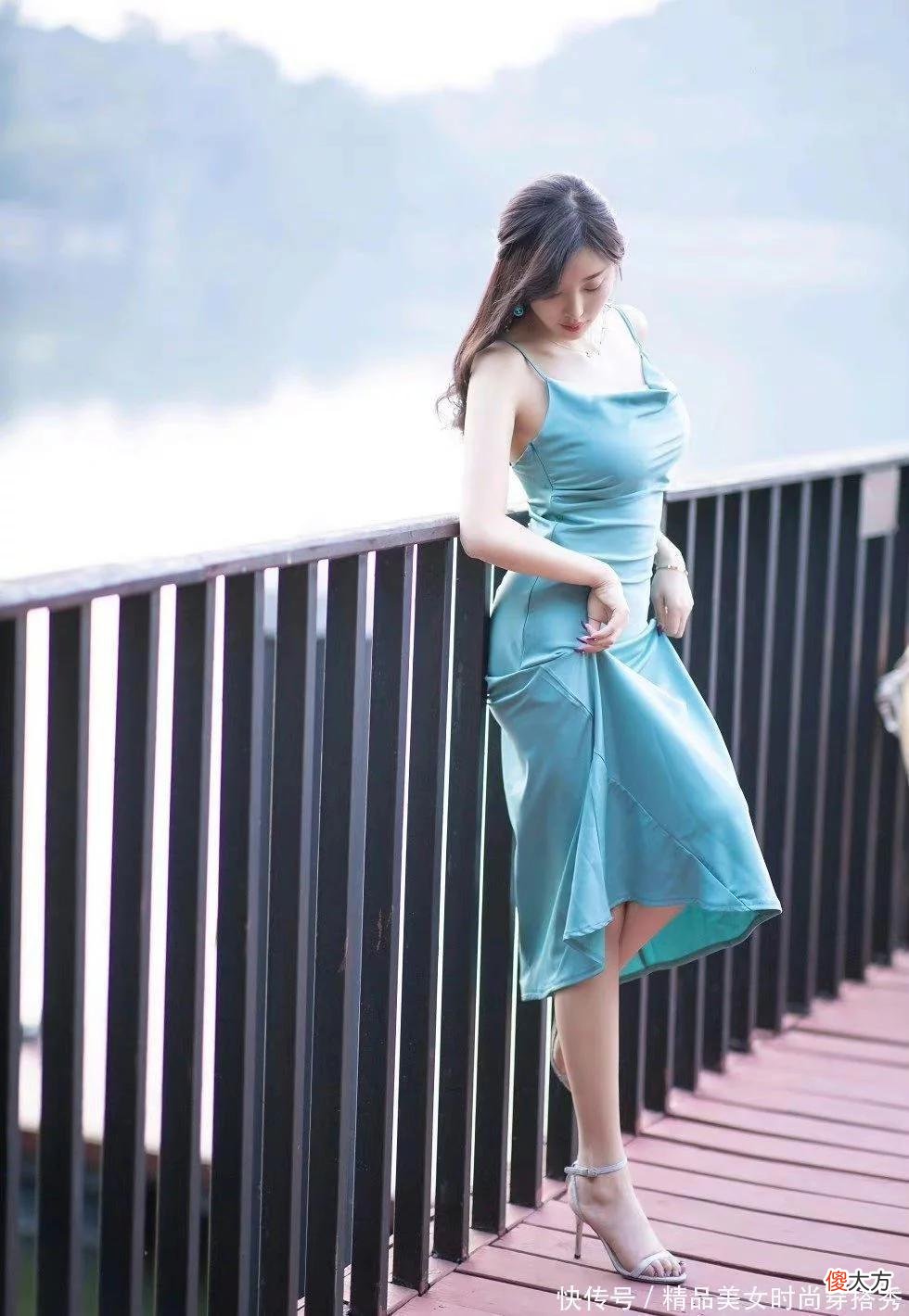 【时尚一点】美女姐姐身穿一袭蓝色吊带长裙，美出了天际，匀称有致的身材真是一道靓丽的风景线！