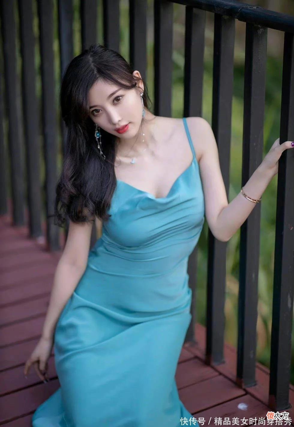 【时尚一点】美女姐姐身穿一袭蓝色吊带长裙，美出了天际，匀称有致的身材真是一道靓丽的风景线！