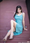 【时尚一点】美女姐姐身穿一袭蓝色吊带长裙，美出了天际，匀称有致的身材真是一道靓丽的