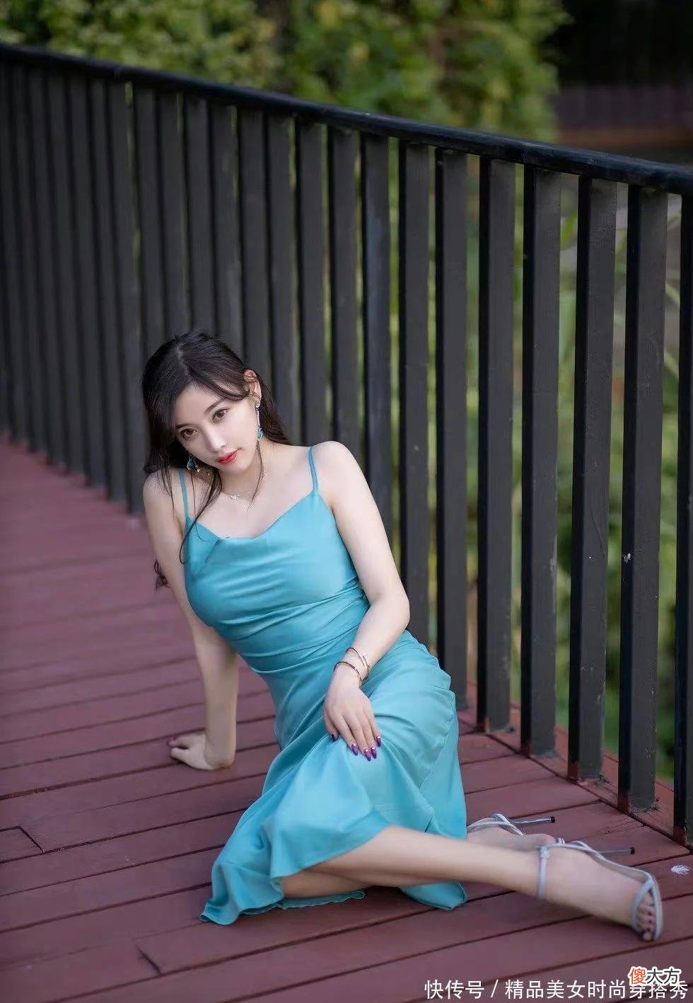【时尚一点】美女姐姐身穿一袭蓝色吊带长裙，美出了天际，匀称有致的身材真是一道靓丽的风景线！