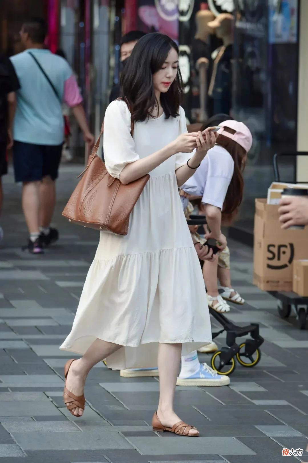 【时尚一点】楚楚动人的美女，身穿白色休闲裙子，时尚优雅展示成熟女人味
