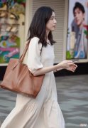 【时尚一点】楚楚动人的美女，身穿白色休闲裙子，时尚优雅展示成熟女人味