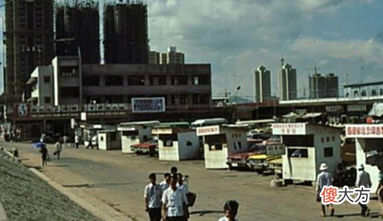 【爱历史】老照片：80年代的深圳火车站，小汽车成群，广告牌接二连三
