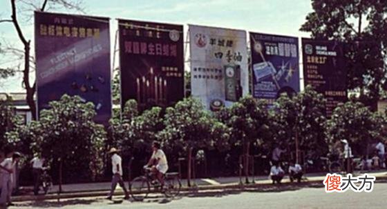 【爱历史】老照片：80年代的深圳火车站，小汽车成群，广告牌接二连三
