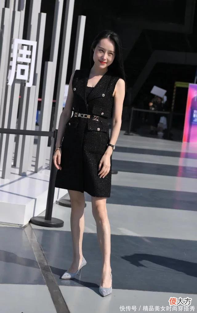 【就爱时尚】知心成熟美女阿姨，黑色连衣裙搭配银色高跟鞋，美丽大方