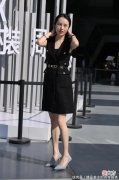 【就爱时尚】知心成熟美女阿姨，黑色连衣裙搭配银色高跟鞋，美丽大方