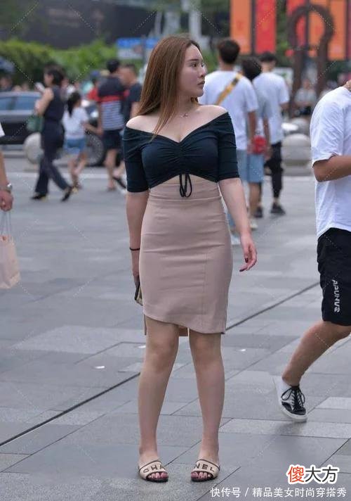 【时尚一点】丰满小姐姐穿紧身裙，展现性感身材，撩人十足