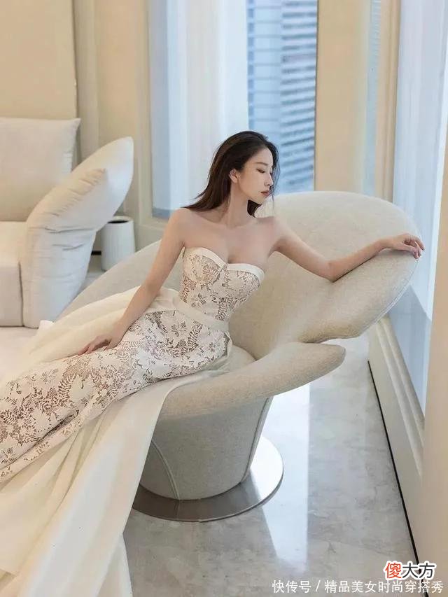 【就爱时尚】白色蕾丝抹胸礼服裙也太美了吧，仙气飘飘好养眼，女神范十足