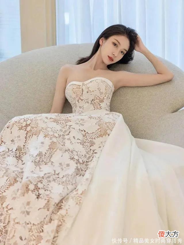 【就爱时尚】白色蕾丝抹胸礼服裙也太美了吧，仙气飘飘好养眼，女神范十足