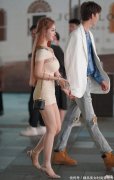 【时尚一点】白色修身短裙搭配高跟凉鞋，真的养眼好看