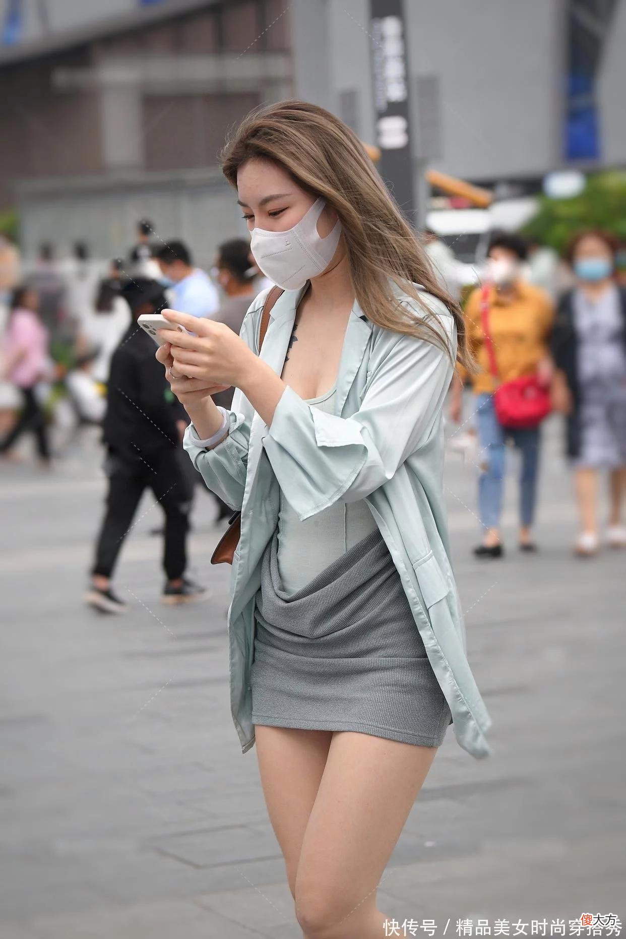 【时尚一点】浅色和灰色拼色吊脖拉胯裙搭配流行的透明高跟凉鞋，轻松营造大长腿氛围感