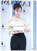 【时尚一点】周冬雨身穿亮色露肩的衣服，脚踝也有纤细的感觉