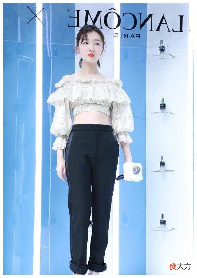 【时尚一点】周冬雨身穿亮色露肩的衣服，脚踝也有纤细的感觉